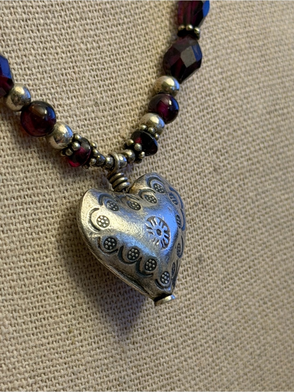 Heart Pendant with faceted garnets & silver beads Necklace - SS lobster clasp - Picture 2 of 10